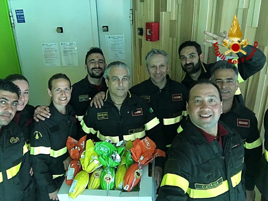 CATANIA: I VIGILI DEL FUOCO PORTANO LE UOVA PASQUALI AI BAMBINI RICOVERATI