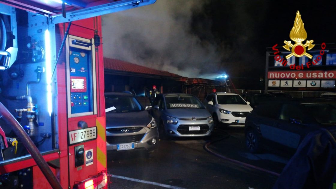 ACIREALE: VASTO INCENDIO QUESTA NOTTE IN UN AUTOSALONE