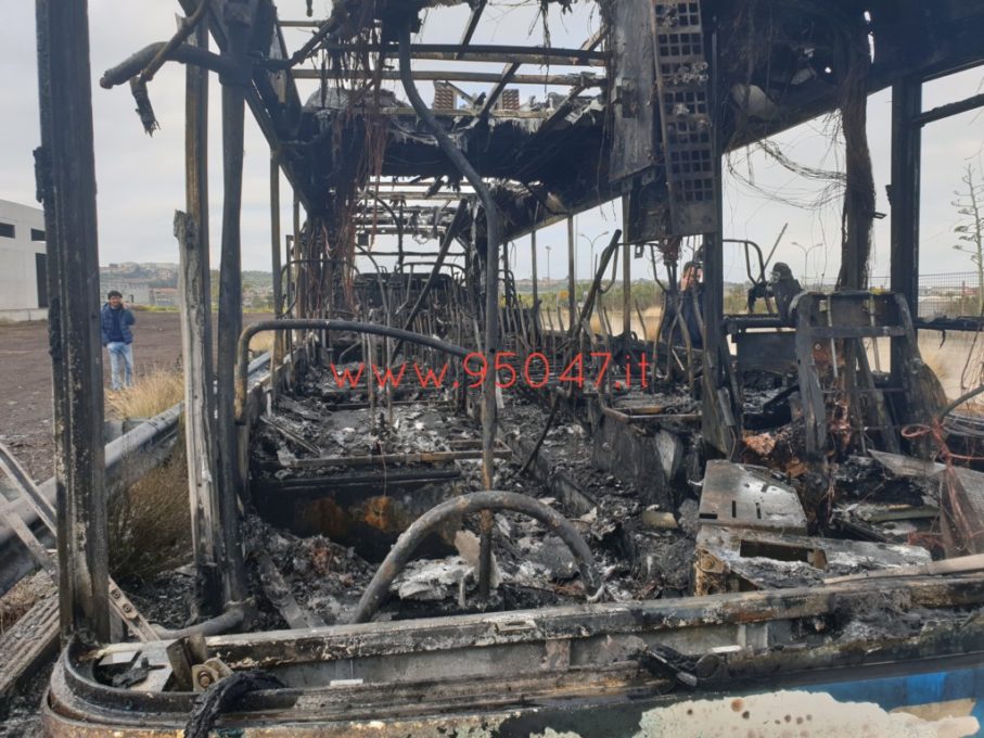 PIANO TAVOLA, UN AUTOBUS DELLA FCE PRENDE FUOCO A BORDO SOLO IL CONDUCENTE