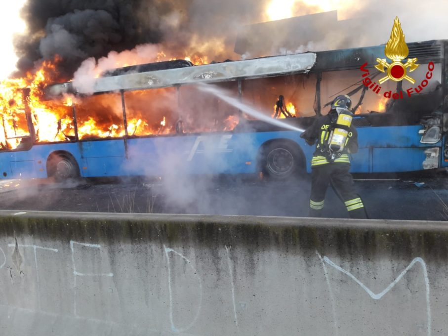 AUTOBUS IN FIAMME A PIANO TAVOLA