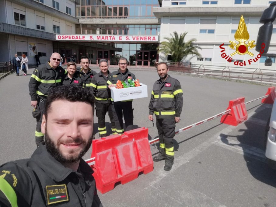 CATANIA: I VIGILI DEL FUOCO PORTANO LE UOVA PASQUALI AI BAMBINI RICOVERATI