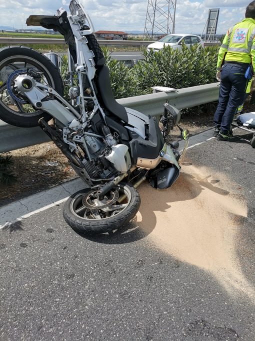 INCIDENTE SULLA TANGENZIALE, SCONTRO TRA AUTO E MOTO: UN FERITO GRAVE