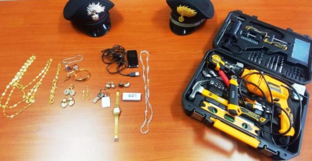 BIANCAVILLA: SVALIGIAVA LE CASE IN CUI AVEVA ESEGUITO LAVORI, IMBIANCHINO IN MANETTE - 