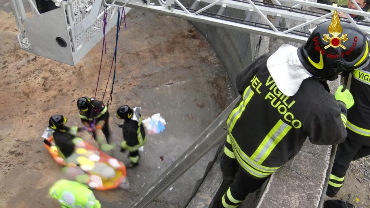 CATANIA: OPERAIO CADE IN UNA VASCA DELL'IMPIANTO, SALVATO DAI VIGILI DEL FUOCO - 