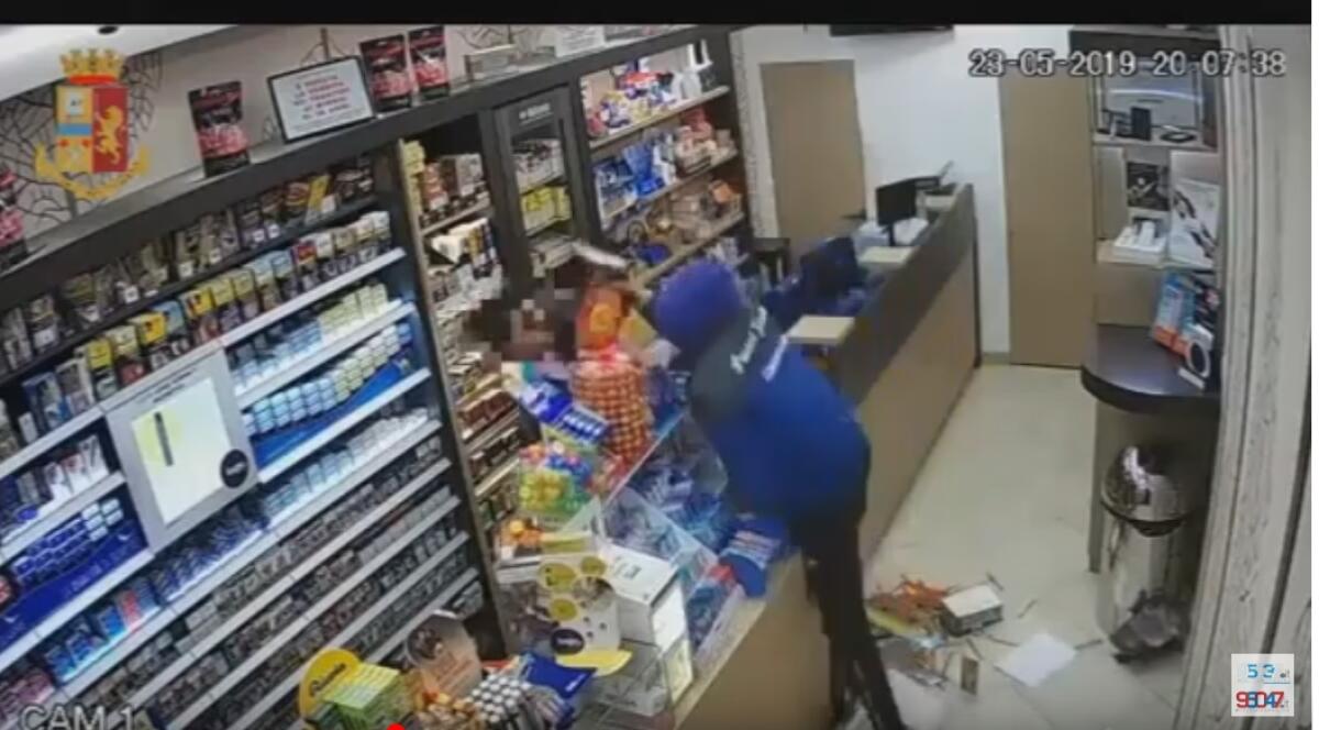 CATANIA: RAPINA UNA TABACCHERIA, PRESO A CASA CON LA REFURTIVA - VIDEO - 