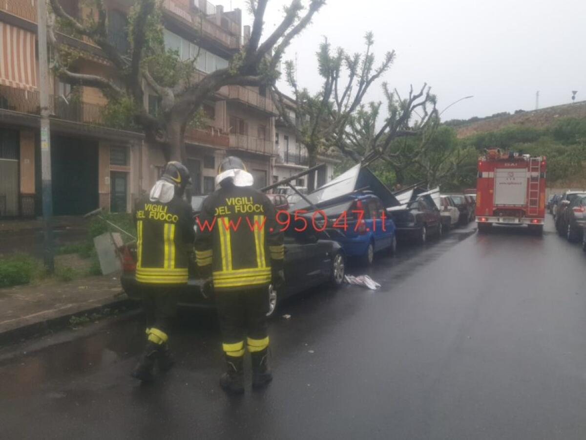 PATERNÒ: FORTE VENTO FA VOLARE I PANNELLI ELETTORALI, DANNEGGIATE AUTO - 