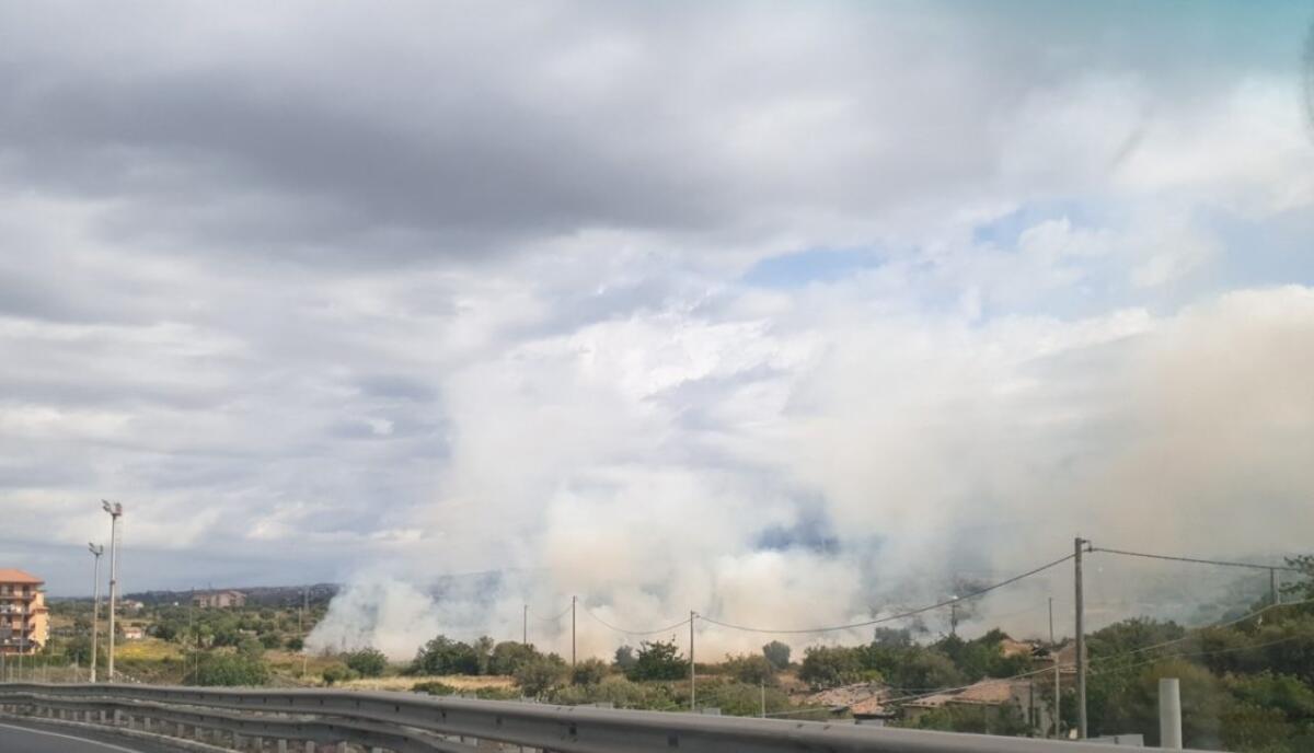PATERNO': VASTO INCENDIO DI STERPAGLIA, COLONNA DI FUMO BEN VISIBILE - 