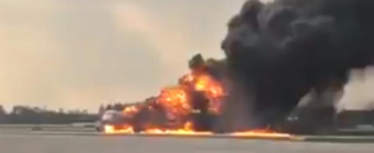 AEREO PRENDE FUOCO A MOSCA DOPO UN ATTERRAGGIO DI EMERGENZA: I VIDEO - 