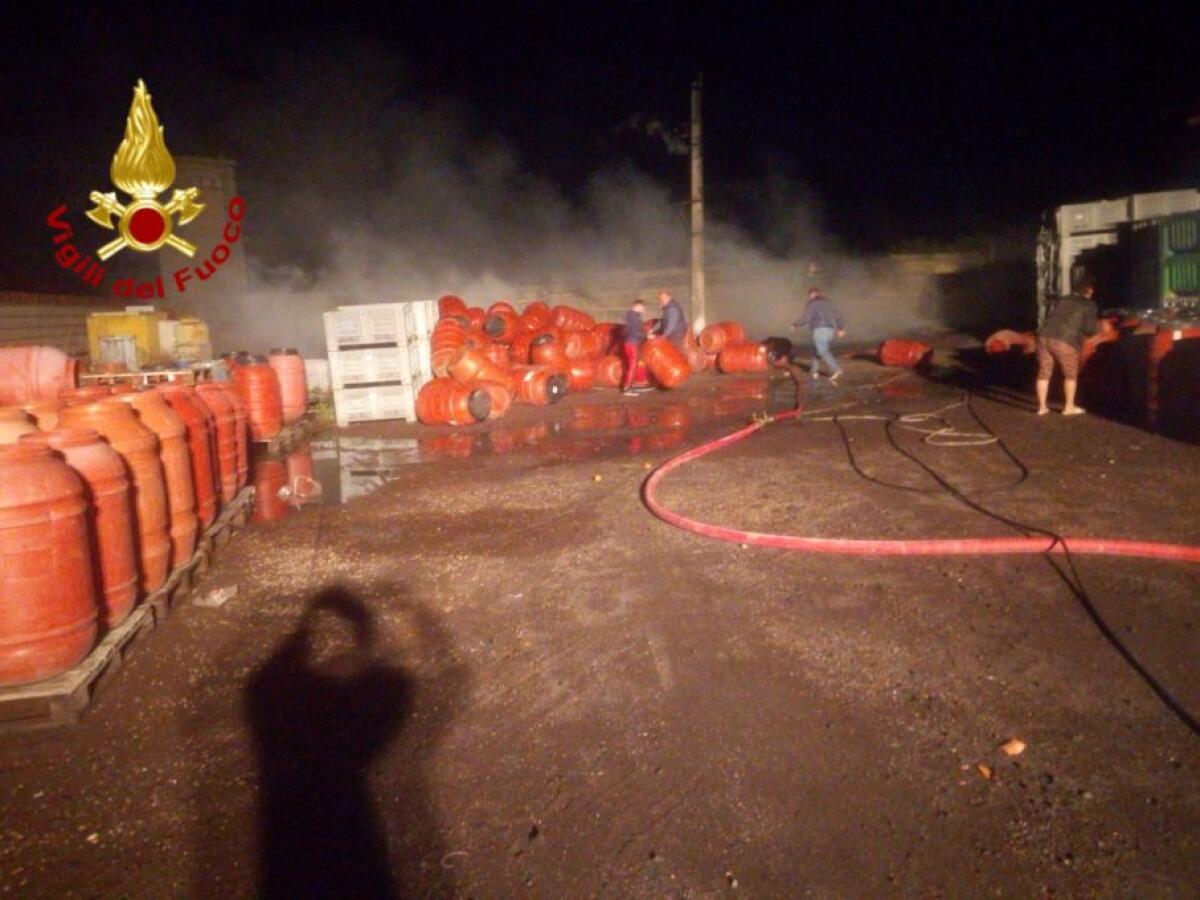 PATERNÒ:  INCENDIO QUESTA NOTTE IN UN AZIENDA IN C.DA TRE FONTANE, FORSE È DOLOSO - 