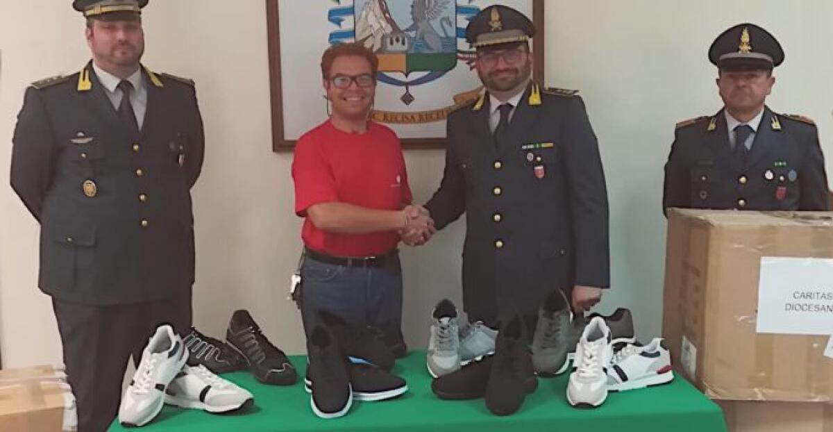 CATANIA, DONATE IN BENEFICENZA SCARPE SEQUESTRATE DALLE FIAMME GIALLE - 