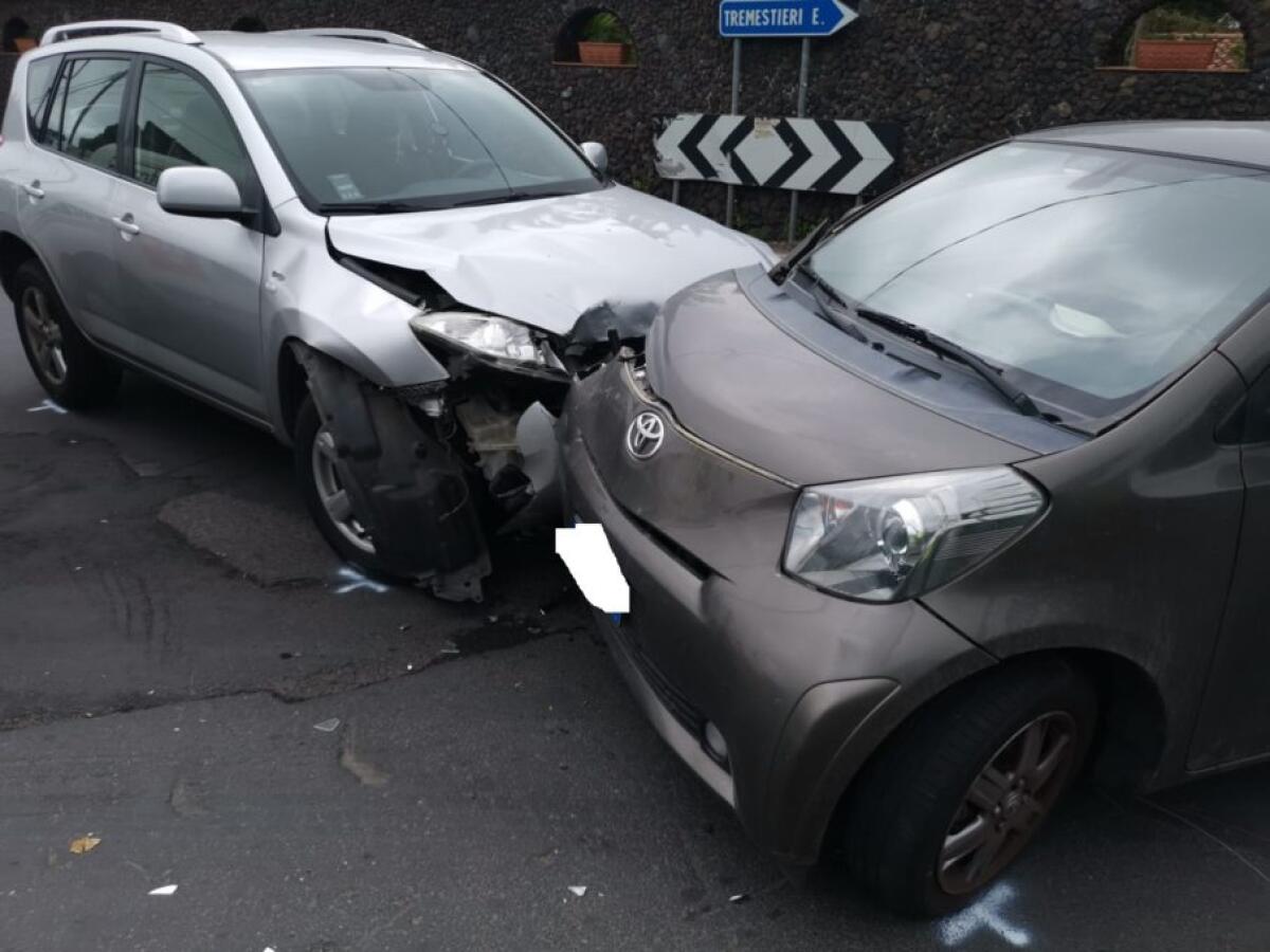 PEDARA: SCONTRO TRA DUE AUTO, NESSUN FERITO - 