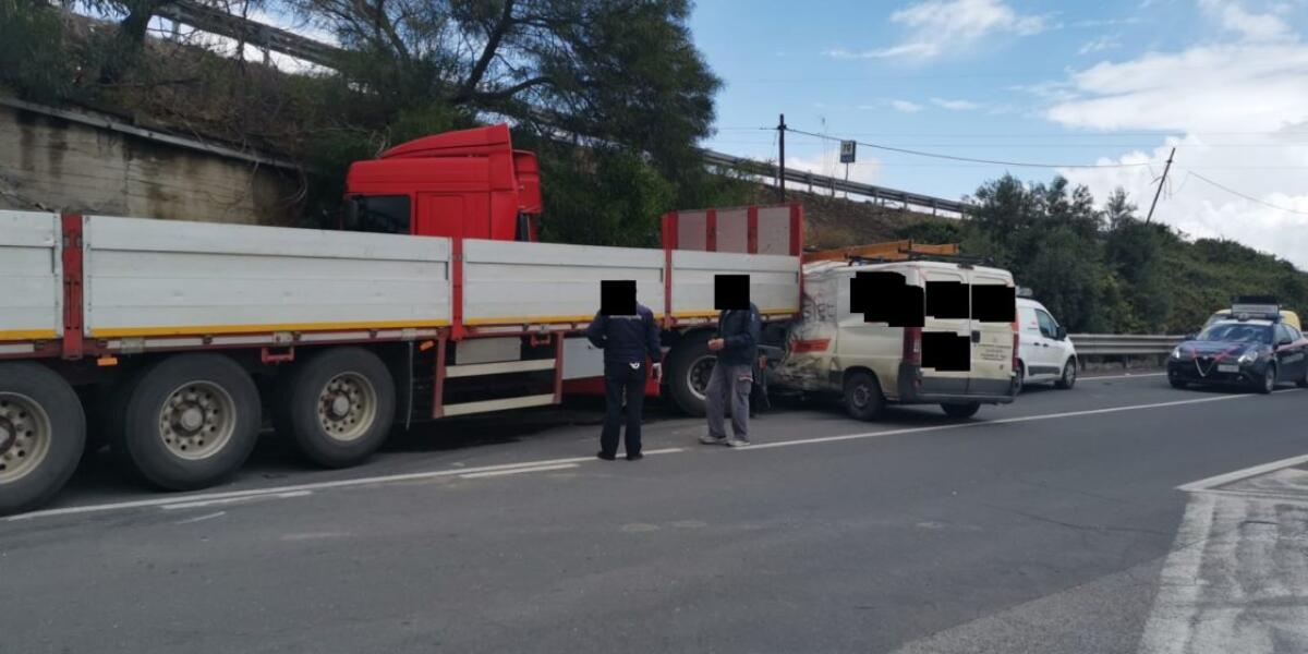 FURGONE CONTRO AUTOARTICOLATO, FERITO 64 ENNE - 