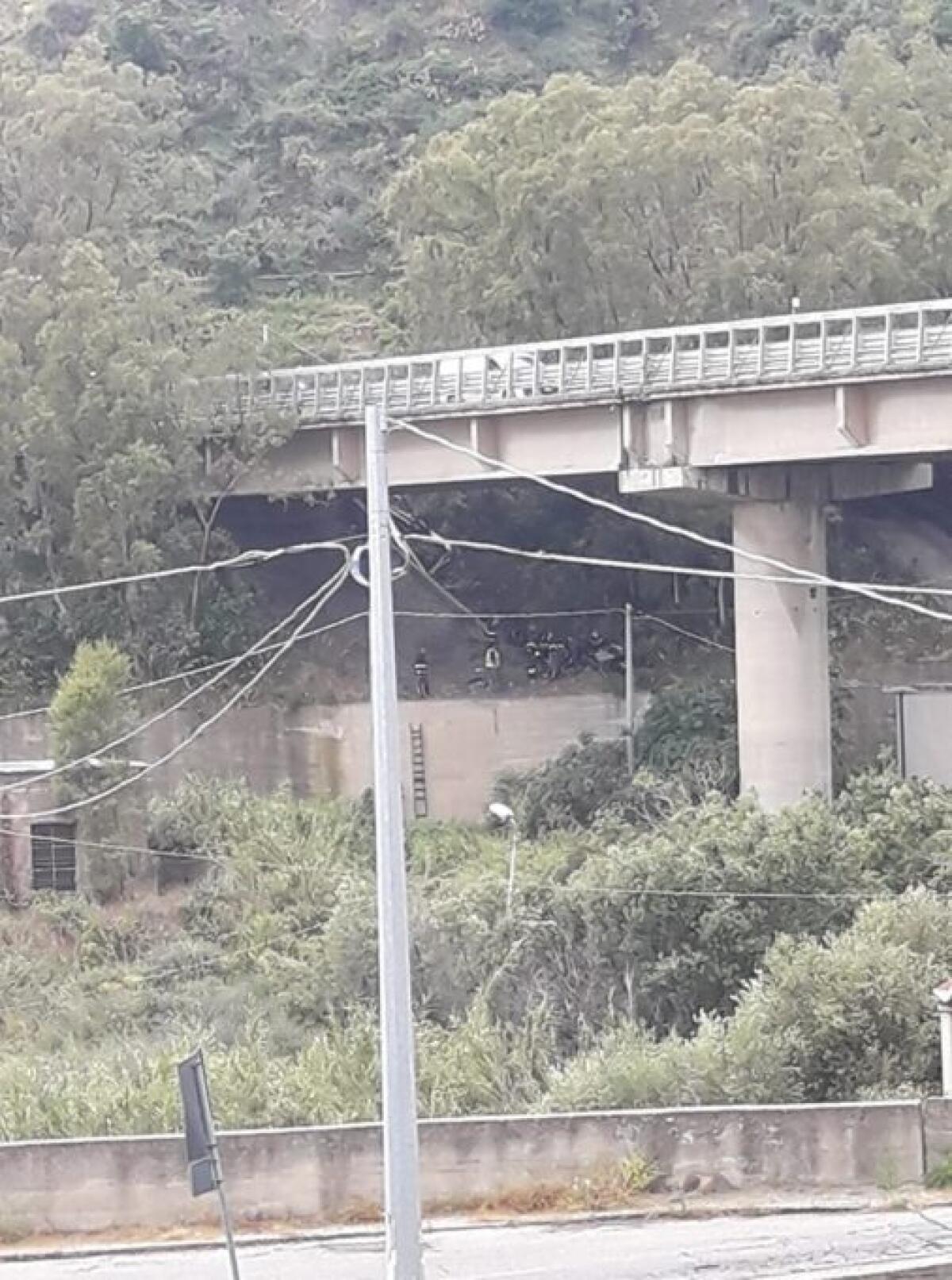 A18, AUTO PRECIPITA IN FONDO AD UNA SCARPATA, GRAVEMENTE FERITI DUE CATANESI - 