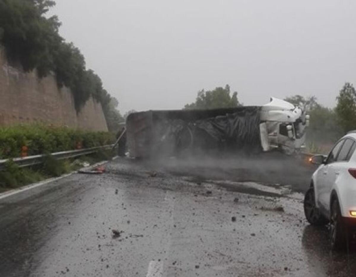 CAMION SBANDA IN AUTOSTRADA A18, USCITA OBBLIGATORIA GIARDINI DIREZIONE MESSINA - 