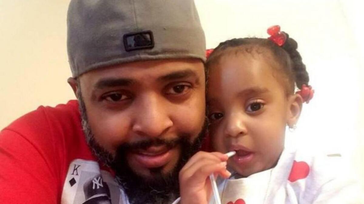 NEW YORK: PAPÀ DÀ FUOCO ALL'AUTO CON DENTRO LA FIGLIA DI TRE ANNI E CHIUDE LE PORTIERE, LA BIMBA MORTA BRUCIATA VIVA - 