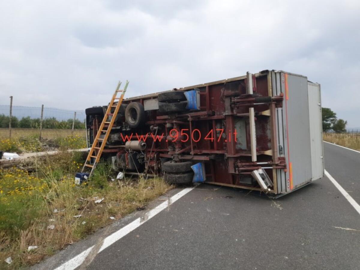 BIANCAVILLA: CAMION SI RIBALTA SULLA VECCHIA SS 121, AUTISTA MIRACOLOSAMENTE ILLESO - 