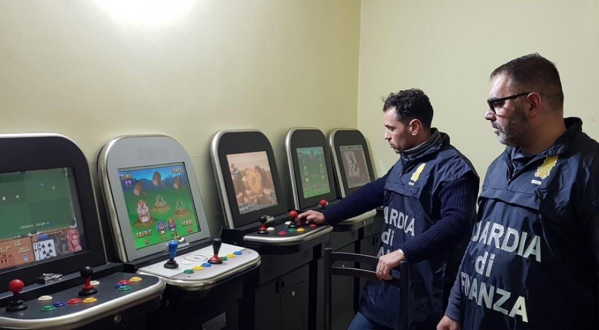 PALAGONIA, SCOPERTA SALA SCOMMESSE CLANDESTINA ALL’INTERNO DI UN’ASSOCIAZIONE RICREATIVA - 