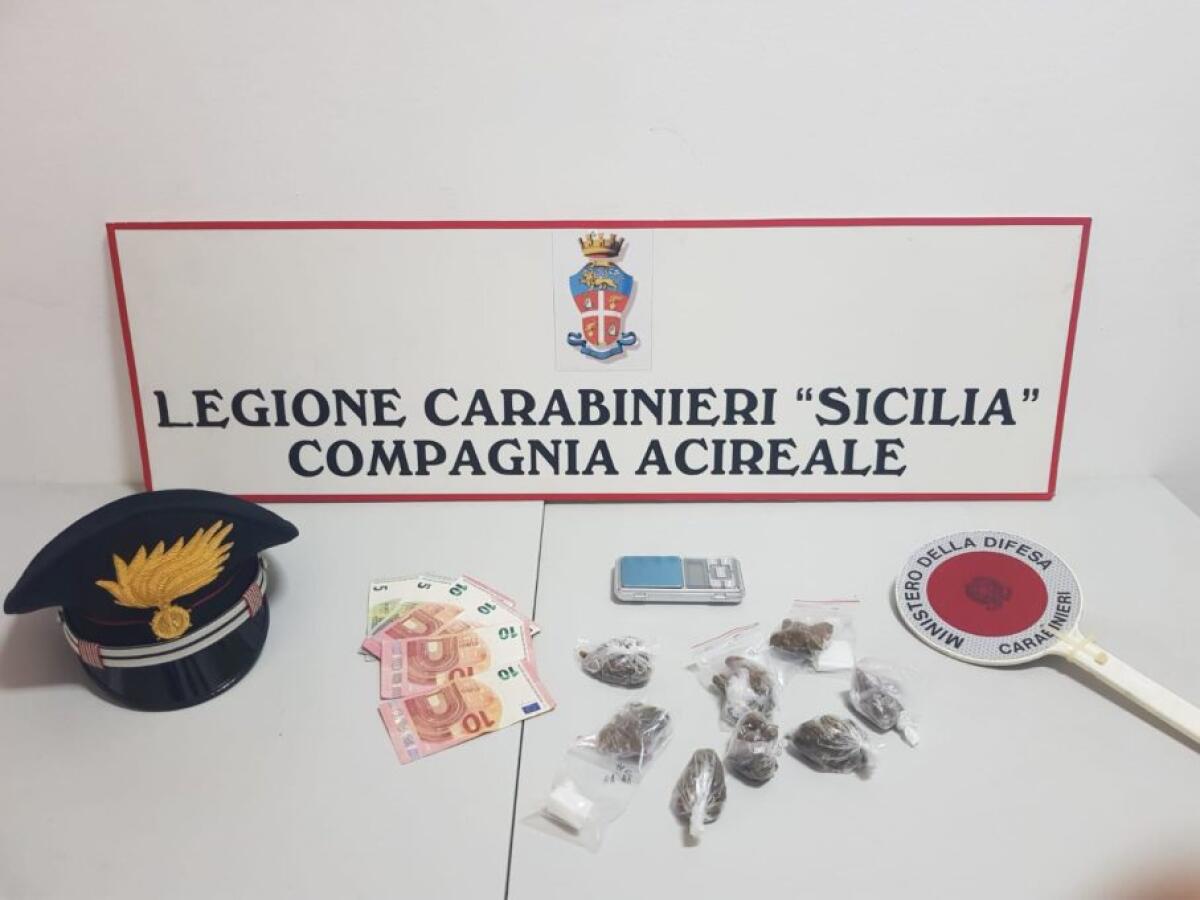 ACI CATENA. GETTA LA DROGA DALLA FINESTRA. ARRESTATO SPACCIATORE INCENSURATO. - 