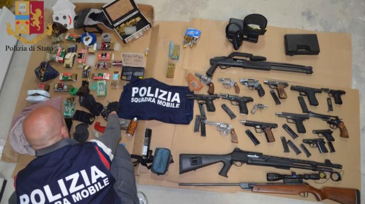 ARSENALE CON PISTOLE E FUCILI DA GUERRA: È IL PIÙ GROSSO SEQUESTRO DI ARMI DEGLI ULTIMI 20 ANNI A VITTORIA - 