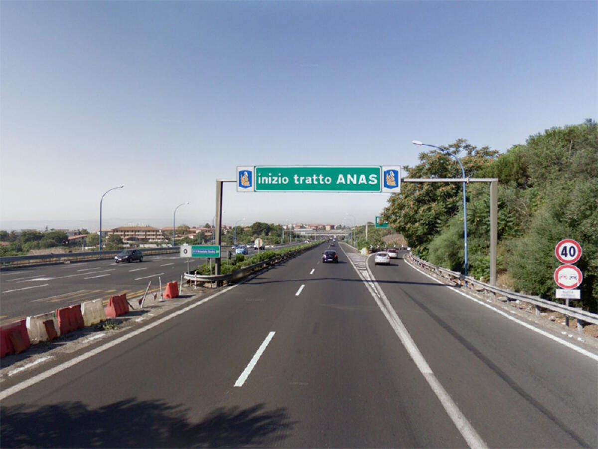 AUTO CONTROMANO SULLA TANGENZIALE DI CATANIA: POLIZIOTTI BLOCCANO 79ENNE - 