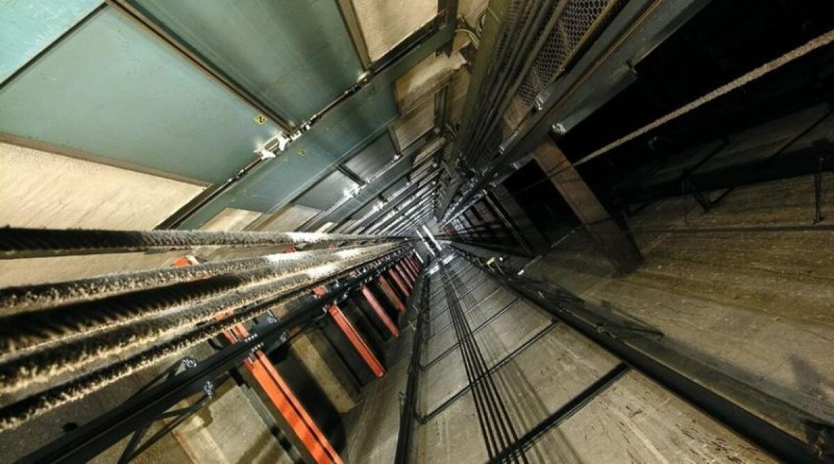 SCIACCA, ENTRA IN ASCENSORE MA PRECIPITA NEL VUOTO: MORTO 72ENNE - 