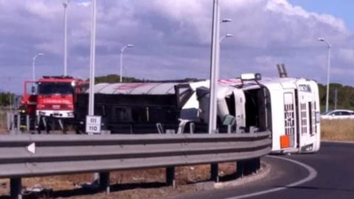 INCIDENTE SULLA SS114, CAMION SI RIBALTA: AUTISTA FERITO - 