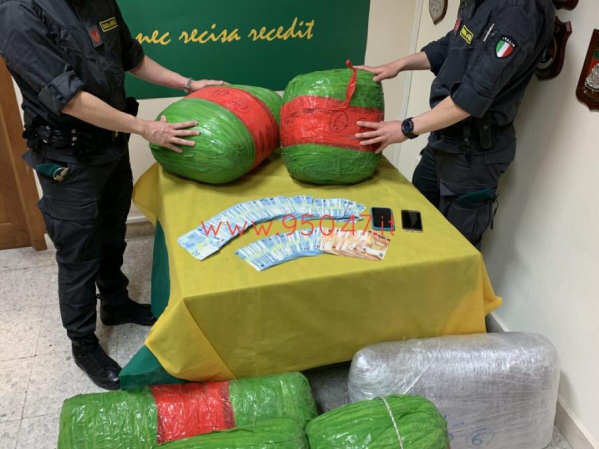 SEQUESTRATI IN UN GARAGE DI MISTERBIANCO (CT) 136 KG DI MARIJUANA. ARRESTATO UN CORRIERE. - 