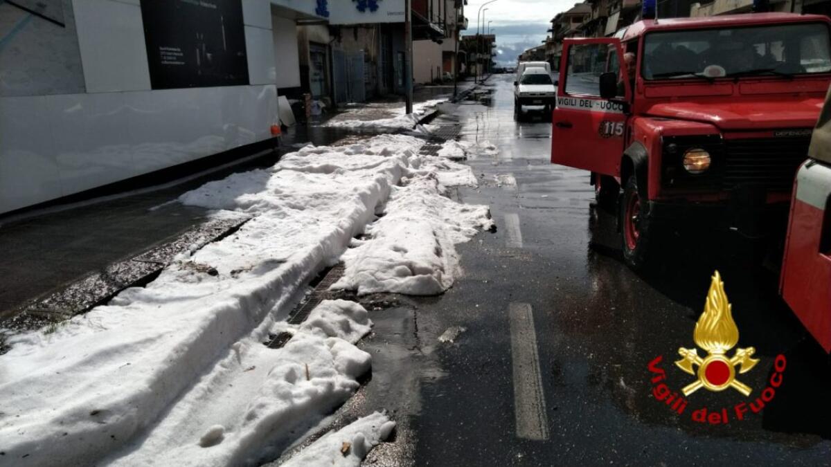MALTEMPO SICILIA: VIOLENTO TEMPORALE SU CATANIA, INTERVENTI DEI POMPIERI - 