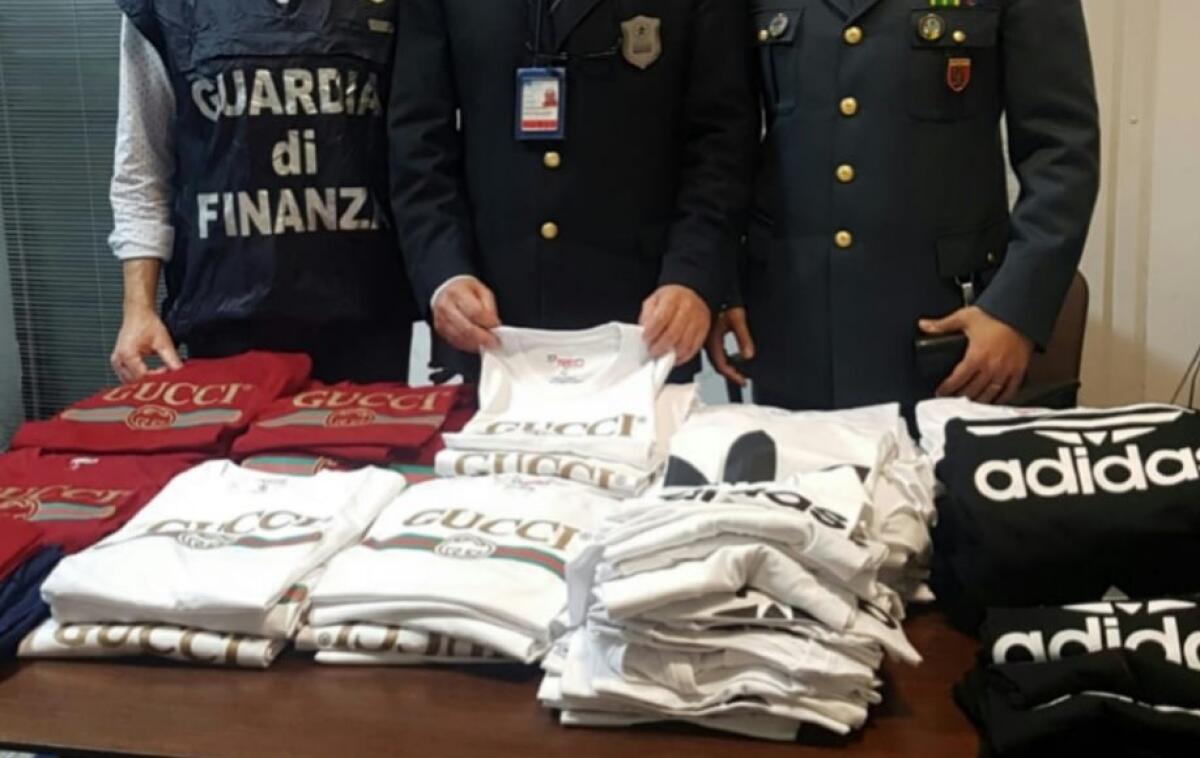 GUARDIA DI FINANZA E AGENZIA DELLE DOGANE SEQUESTRANO 300 CAPI D’ABBIGLIAMENTO CONTRAFFATTI PROVENIENTI DAL BANGLADESH. - 