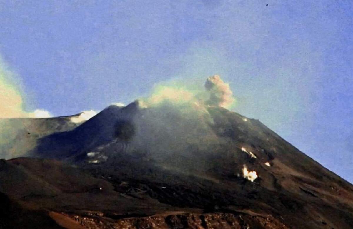 L'ETNA TORNA IN ATTIVITÀ, NUOVE ESPLOSIONI ED EMISSIONE DI CENERE - 