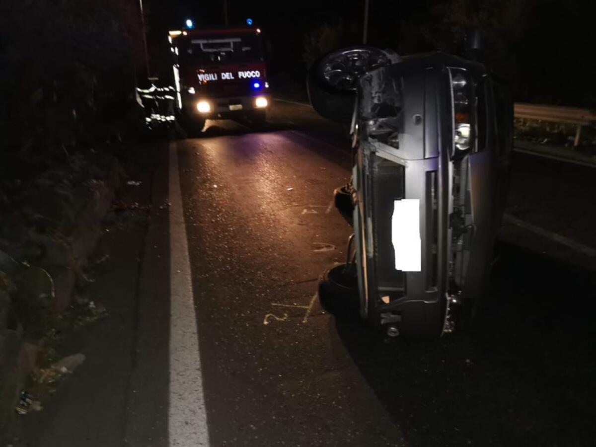 BELPASSO: SCHIANTO NELLA NOTTE, L'AUTO SI RIBALTA SU UN FIANCO - 
