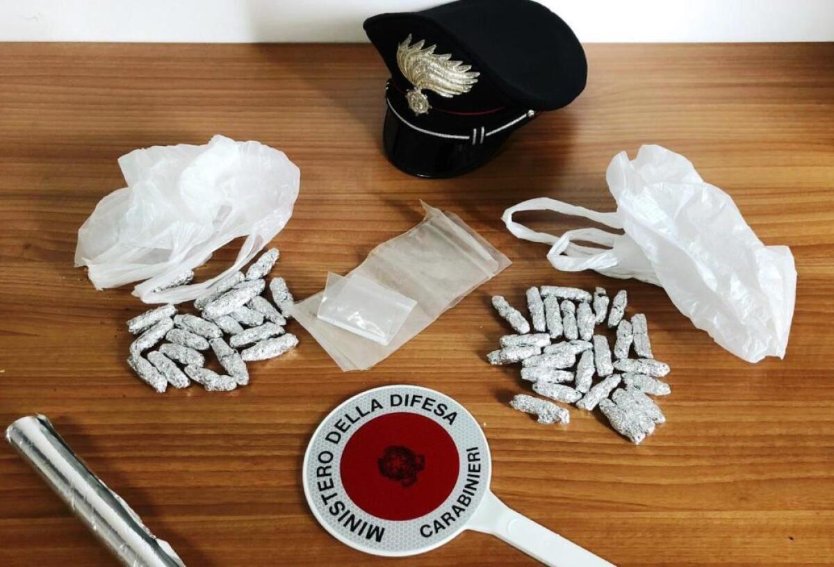 PATERNÒ: CONTROLLI ANTIDROGA DEI CARABINIERI, FERMATO UN 40ENNE IN PIAZZA INDIPENDENZA - 