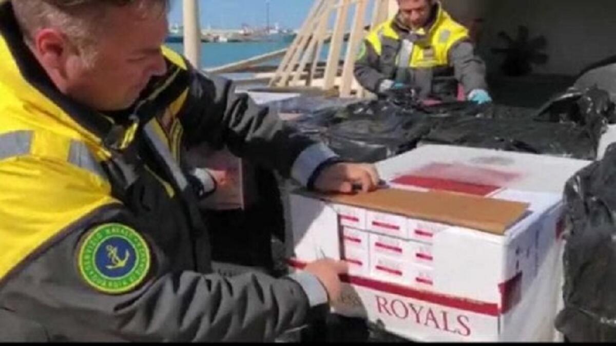 GDF SEQUESTRA SU PESCHERECCIO SEI TONNELLATE SIGARETTE CONTRABBANDO - 