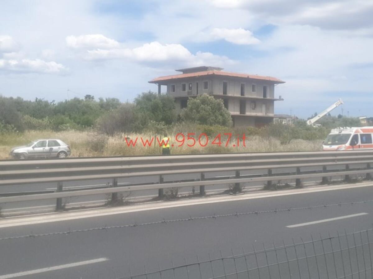 ENNESIMO INCIDENTE SULLA SS121 NEI PRESSI PALAZZOLO, ILLESO CONDUCENTE - 