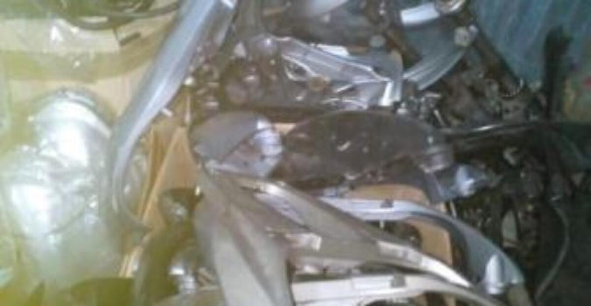 CATANIA: CORTILE TRASFORMATO IN UN NEGOZIO ABUSIVO PADRE E FIGLIO DENUNCIATI PER RICETTAZIONE - FOTO - 