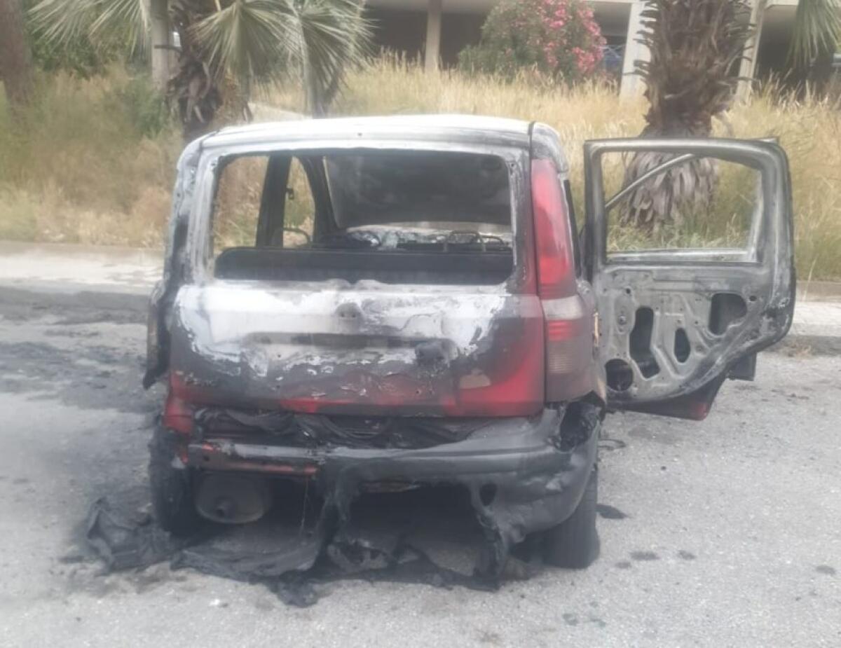 PATERNO': AUTO IN FIAMME NELLA NOTTE - 