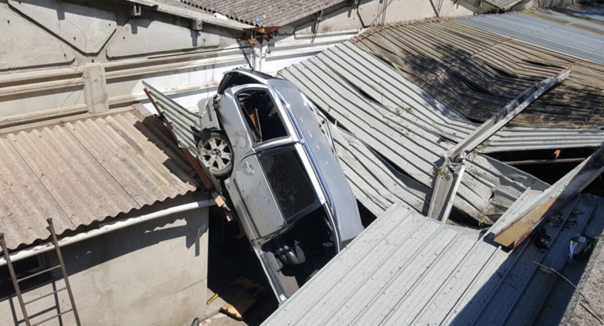 AUTO VOLA GIÙ DALLA A20 E FINISCE IN UN’OFFICINA, L’INCIDENTE A VILLAFRANCA: 2 FERITI - 