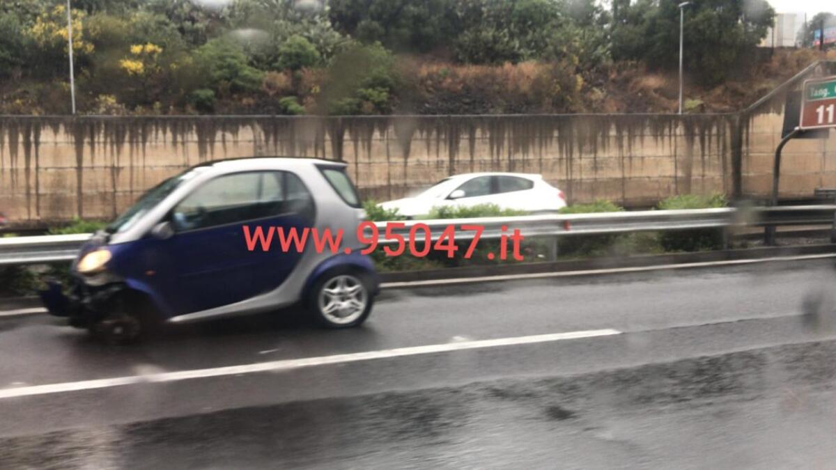 AUTO IN TESTACODA SULLA TANGENZIALE, LUNGHE CODE - 