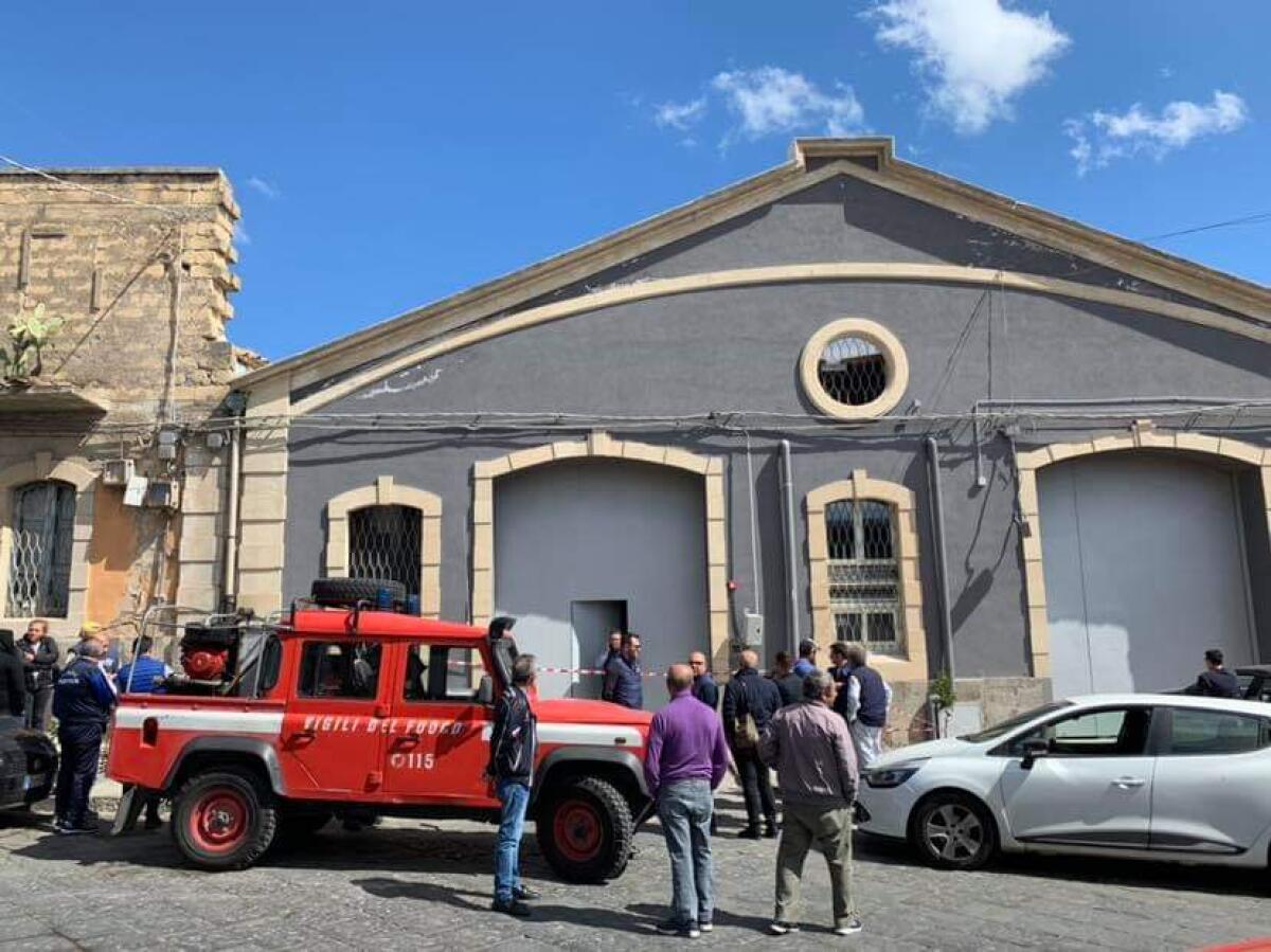 SCORDIA:MUORE 27ENNE  SCHIACCIATO DALLE LASTRE DI ACCIAIO - 