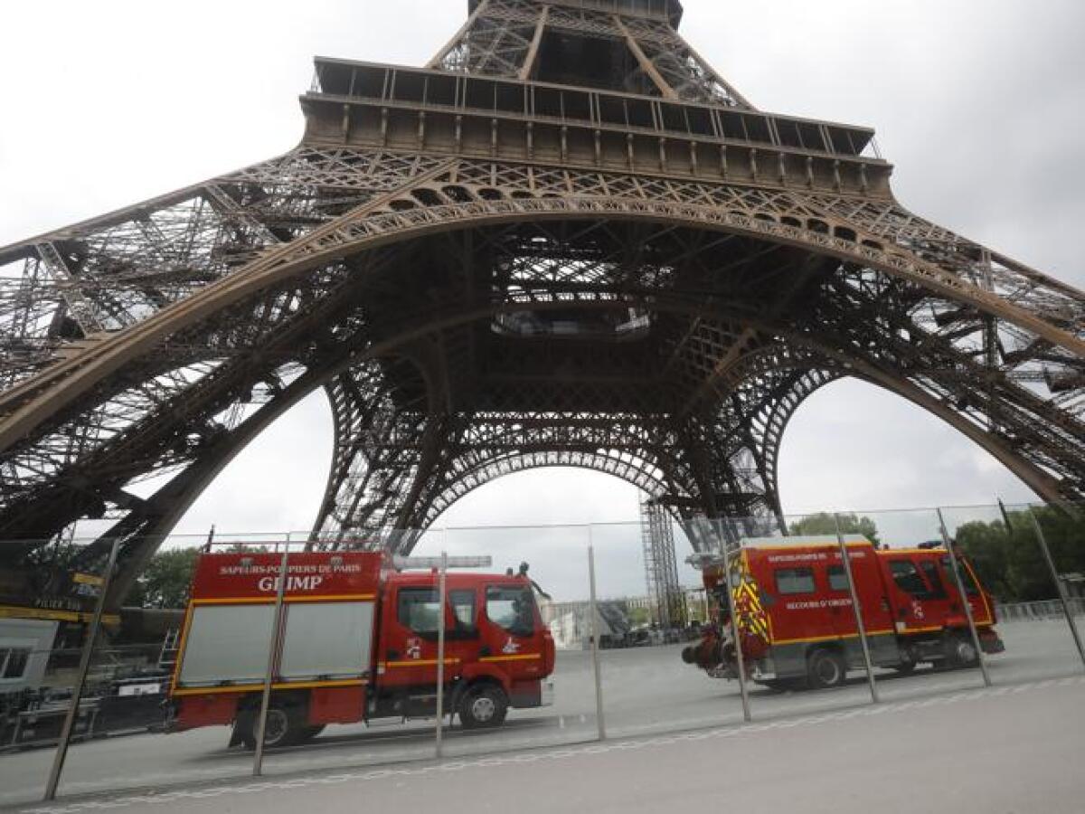 EVACUATA LA TOUR EIFFEL  UN UOMO LA STA SCALANDO, GUARDA IL VIDEO - 