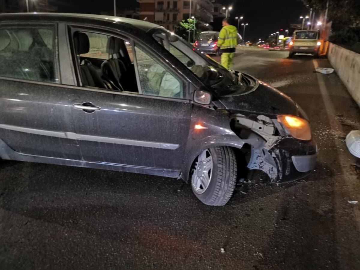 CATANIA: INCIDENTE SULLA CIRCONVALLAZIONE, AUTO CONTRO PALO - 