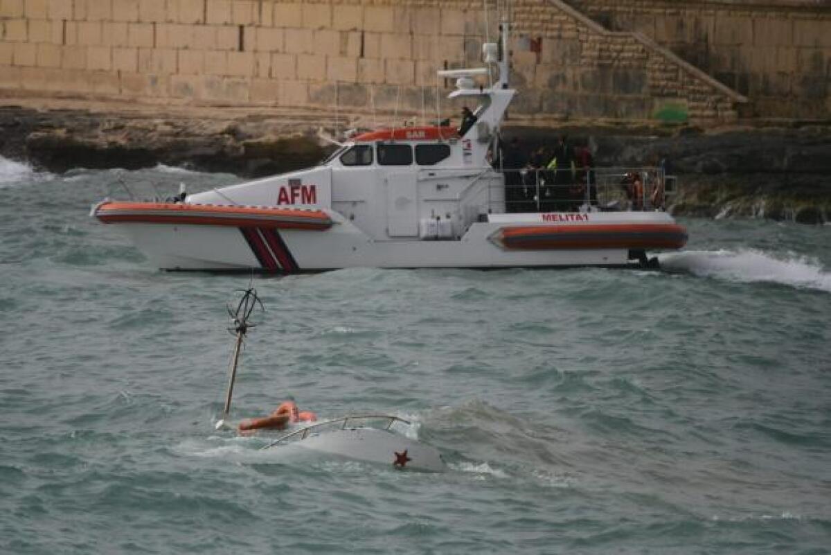 PESCHERECCIO SIRACUSANO AFFONDATO A MALTA , DUE MORTI E DUE FERITI - 