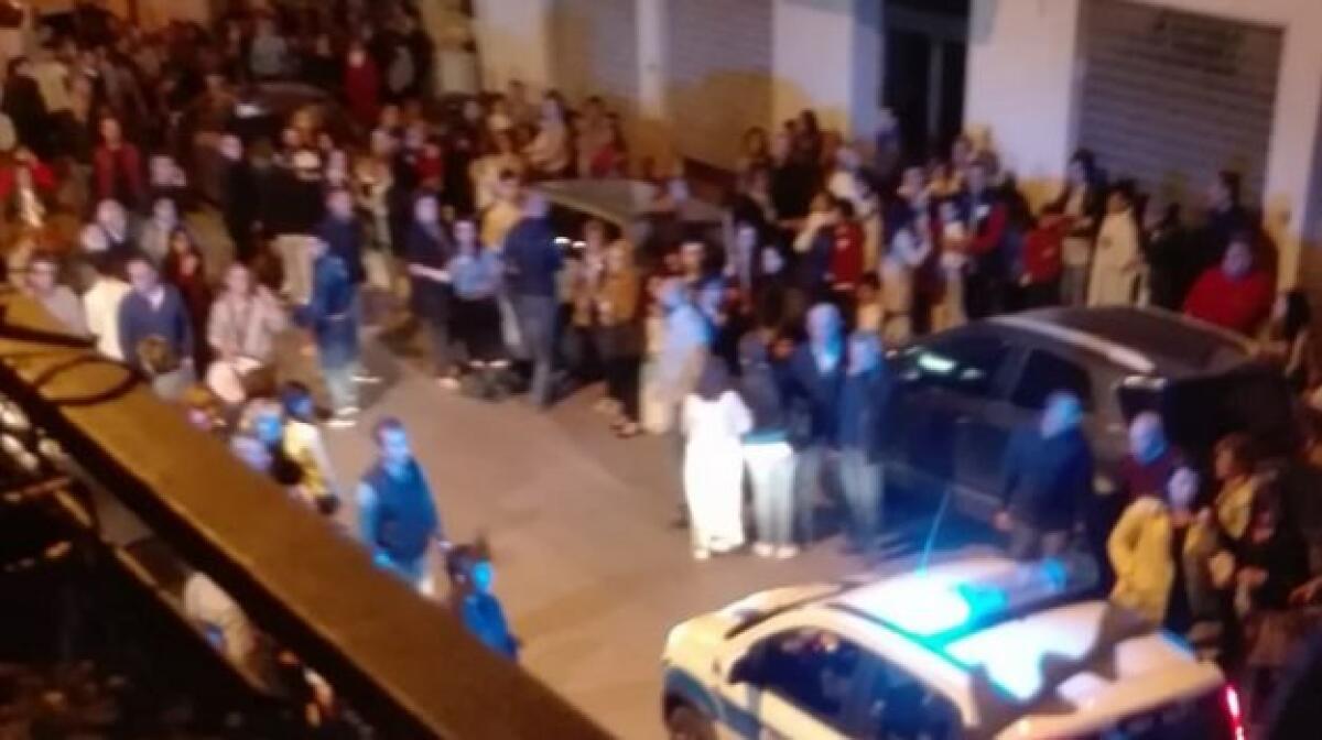 TRAGEDIA SFIORATA AD ALCAMO, AUTO SI FIONDA SULLA FOLLA IN PROCESSIONE: TRA I 2 FERITI UN BIMBO - VIDEO - 