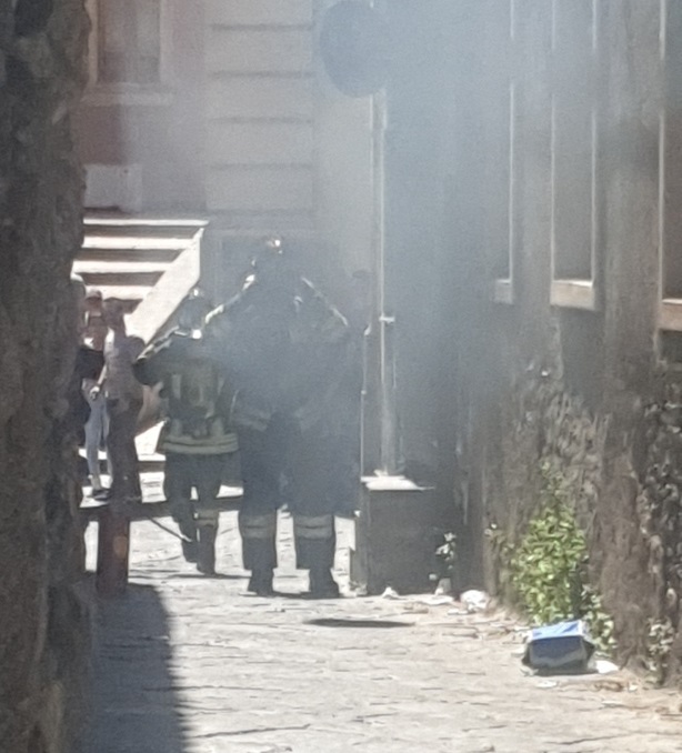 PATERNO': ESPLODE UNA CALDAIA IN VIA PULVIRENTI, NESSUN FERITO