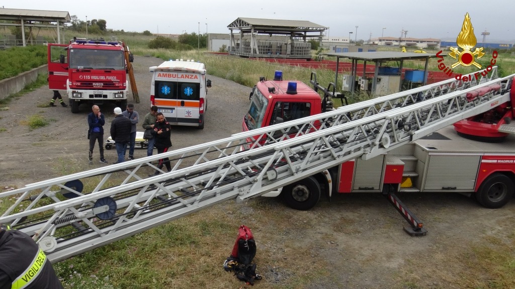 CATANIA: OPERAIO CADE IN UNA VASCA DELL'IMPIANTO, SALVATO DAI VIGILI DEL FUOCO