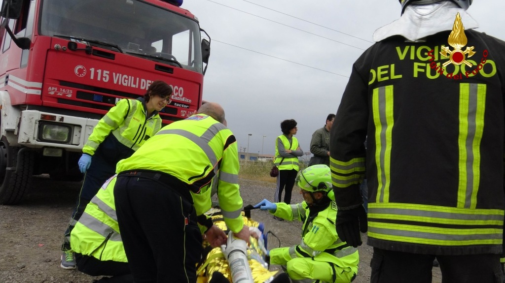 CATANIA: OPERAIO CADE IN UNA VASCA DELL'IMPIANTO, SALVATO DAI VIGILI DEL FUOCO