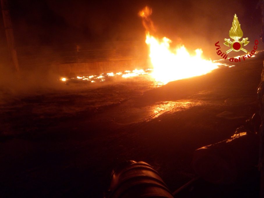 PATERNÒ:  INCENDIO QUESTA NOTTE IN UN AZIENDA IN C.DA TRE FONTANE, FORSE È DOLOSO