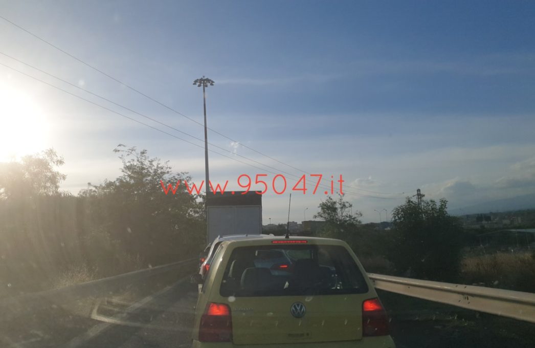 LIEVE INCIDENTE SULLA TANGENZIALE, LUNGHE CODE PURE SULLA SS 121