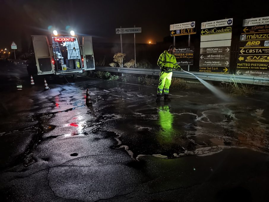 MISTERBIANCO: SI INCENDIA AUTO IN CORSA ,NESSUN FERITO IL MEZZO COMPLETAMENTE DISTRUTTO