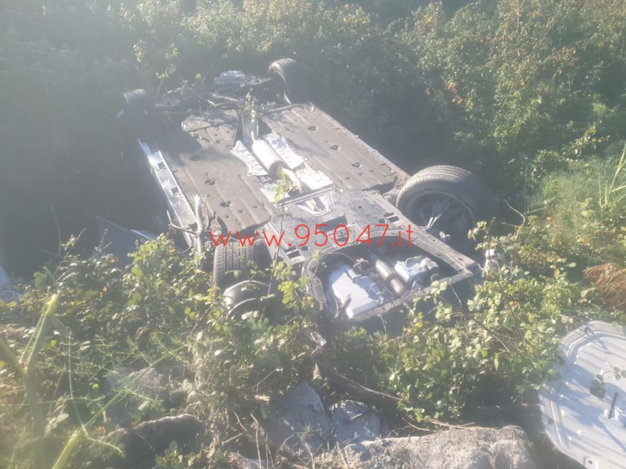 MOTTA SANT'ANASTASIA: AUTO NELLA SCARPATA, FERITO IL CONDUCENTE